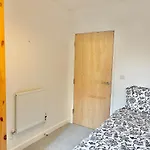 Modern Patio Flat Close To Sation & Canary Wharf