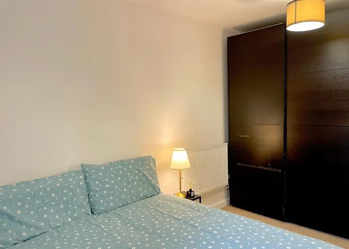 Modern Patio Flat Close To Sation & Canary Wharf