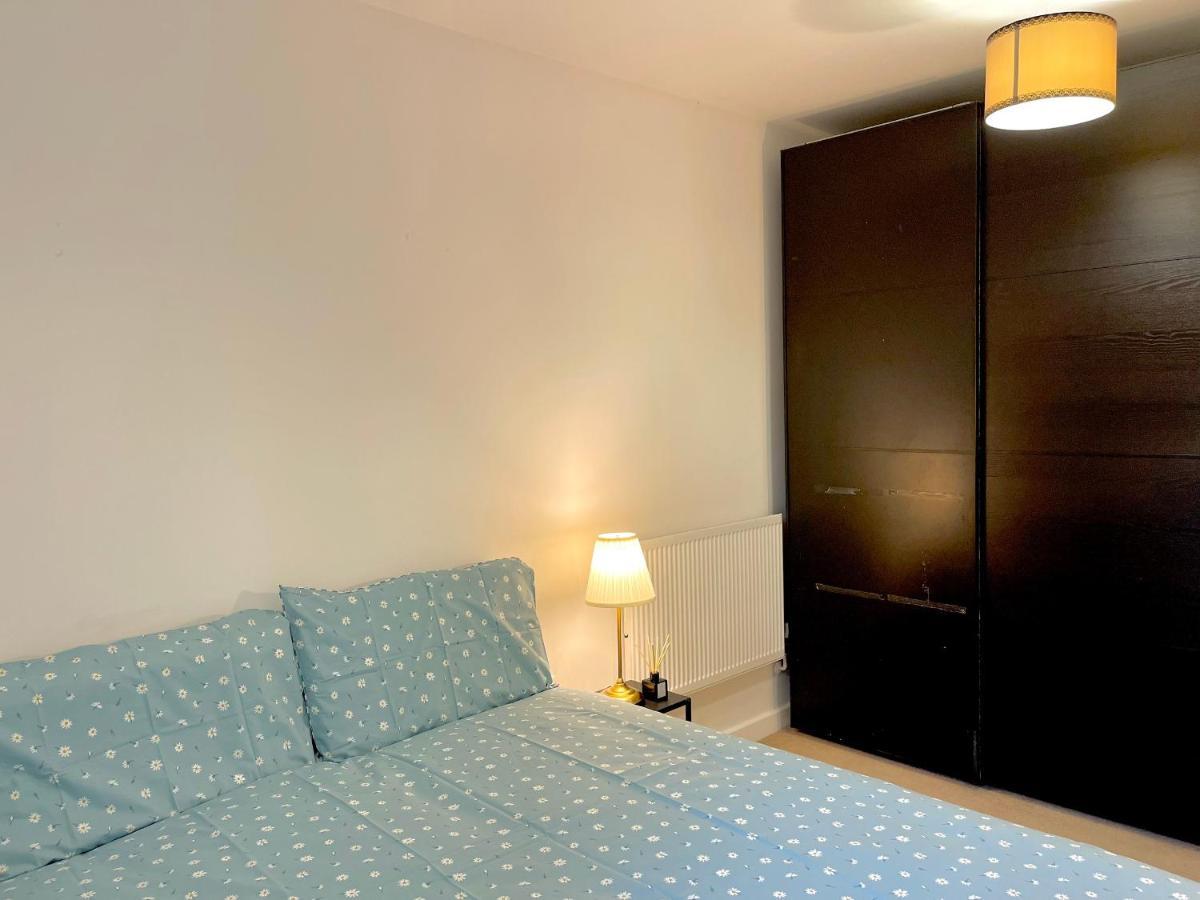 Modern Patio Flat Close To Sation & Canary Wharf