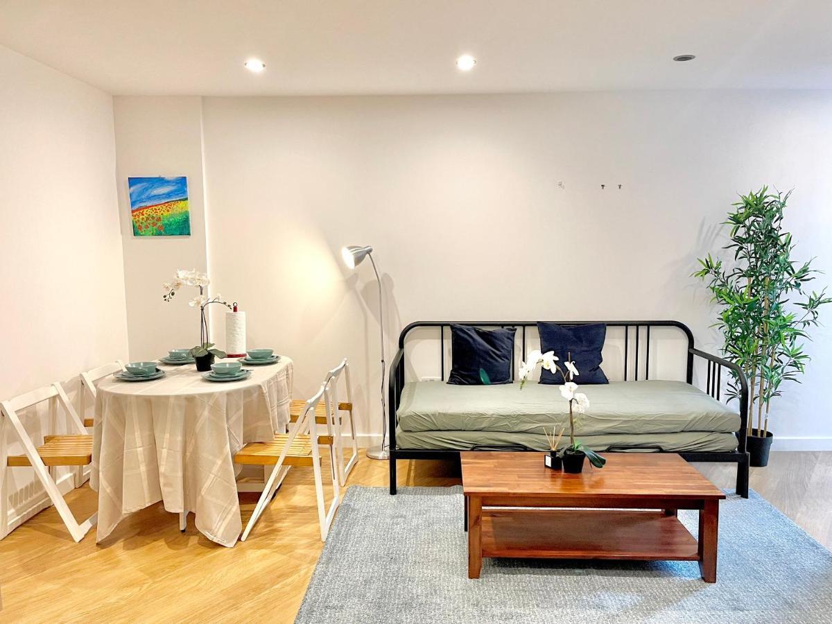 Modern Patio Flat Close To Sation & Canary Wharf * Londres
