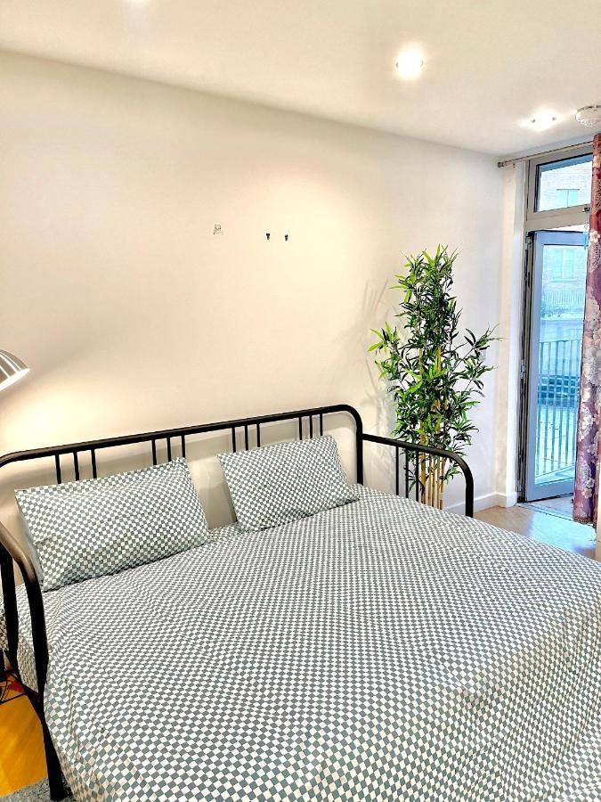 Modern Patio Flat Close To Sation & Canary Wharf Londres