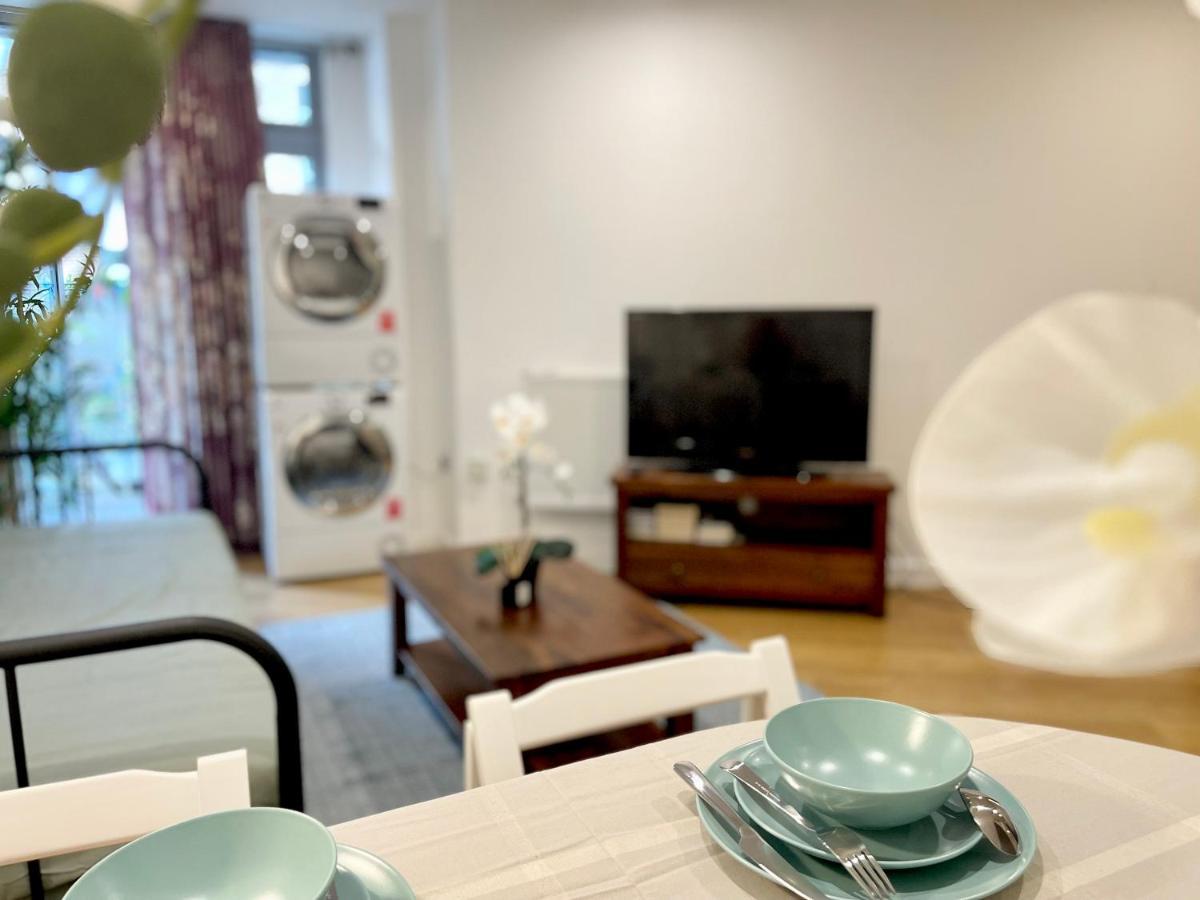 Modern Patio Flat Close To Sation & Canary Wharf Londres