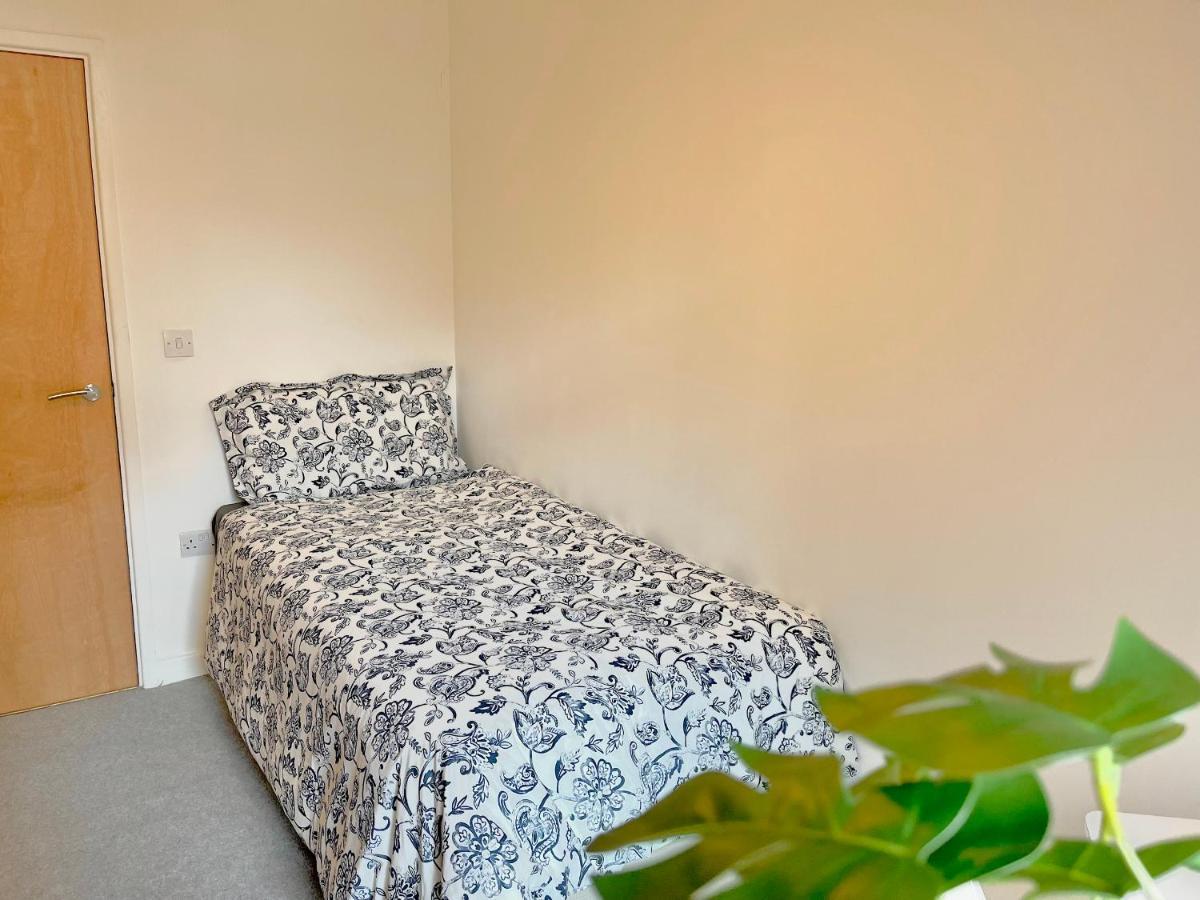 Modern Patio Flat Close To Sation & Canary Wharf *
