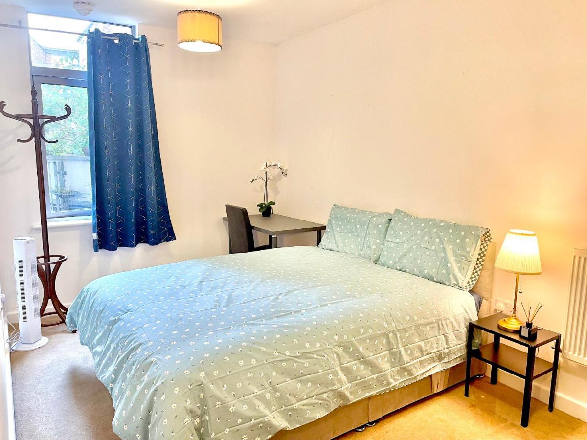 Modern Patio Flat Close To Sation & Canary Wharf Londres