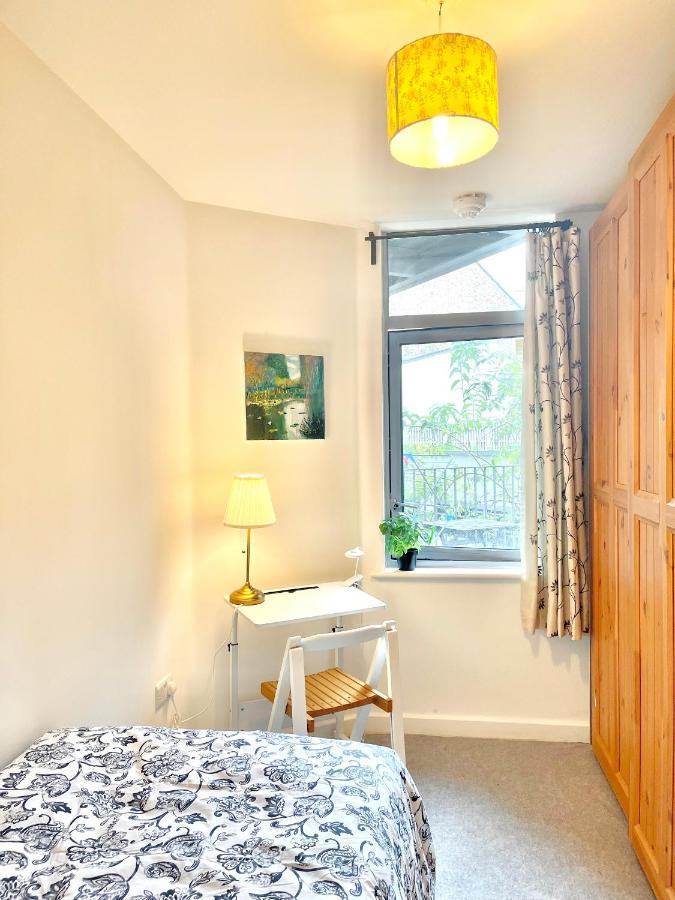 Modern Patio Flat Close To Sation & Canary Wharf Londres