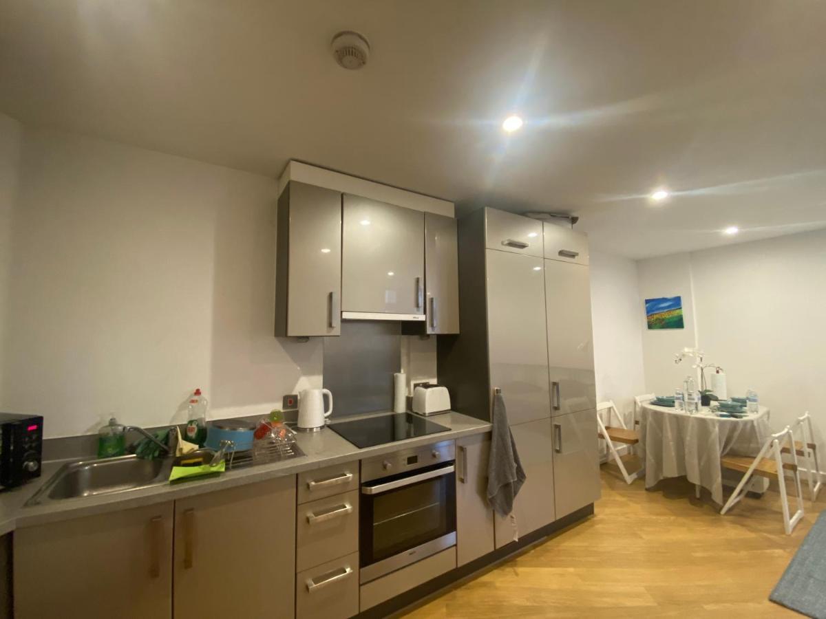 Modern Patio Flat Close To Sation & Canary Wharf *