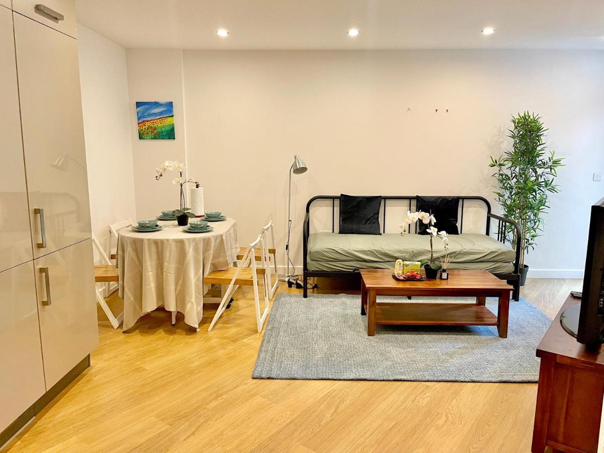 Appartement Modern Patio Flat Close To Sation & Canary Wharf *