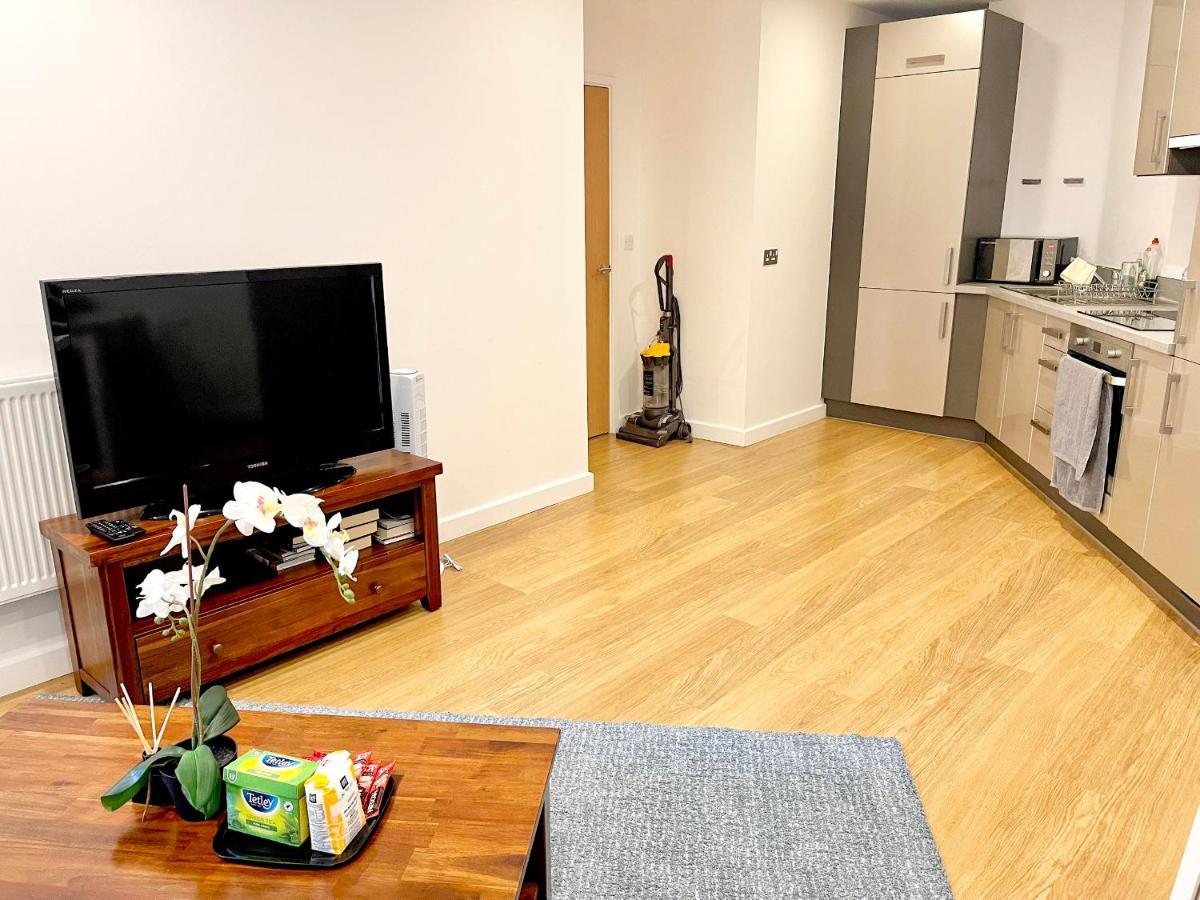 Modern Patio Flat Close To Sation & Canary Wharf *