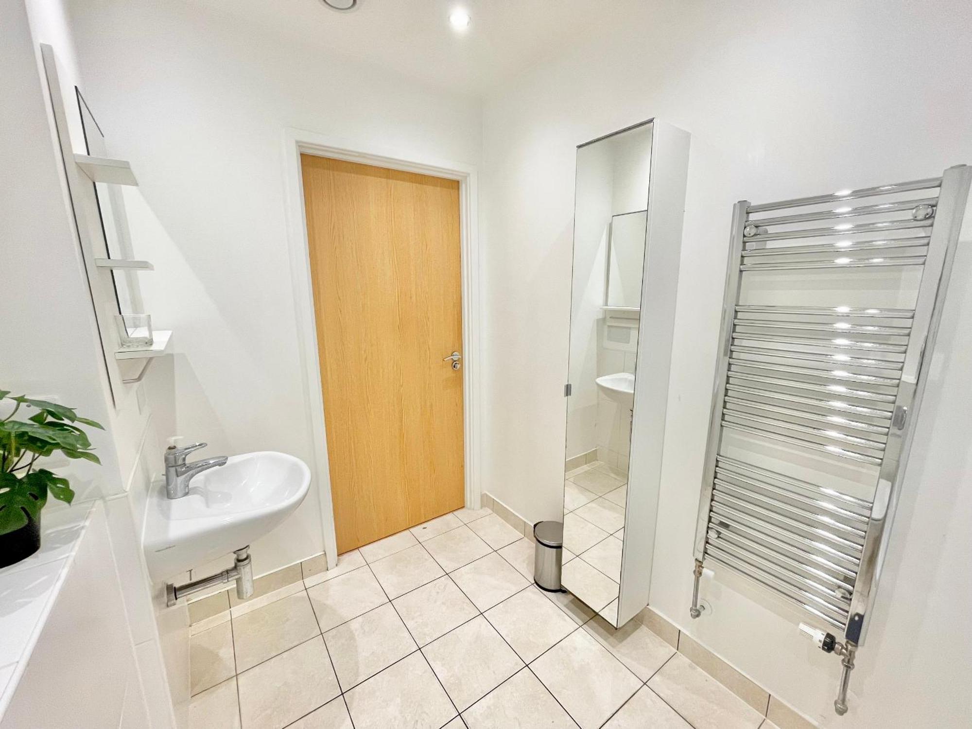 Modern Patio Flat Close To Sation & Canary Wharf Londres