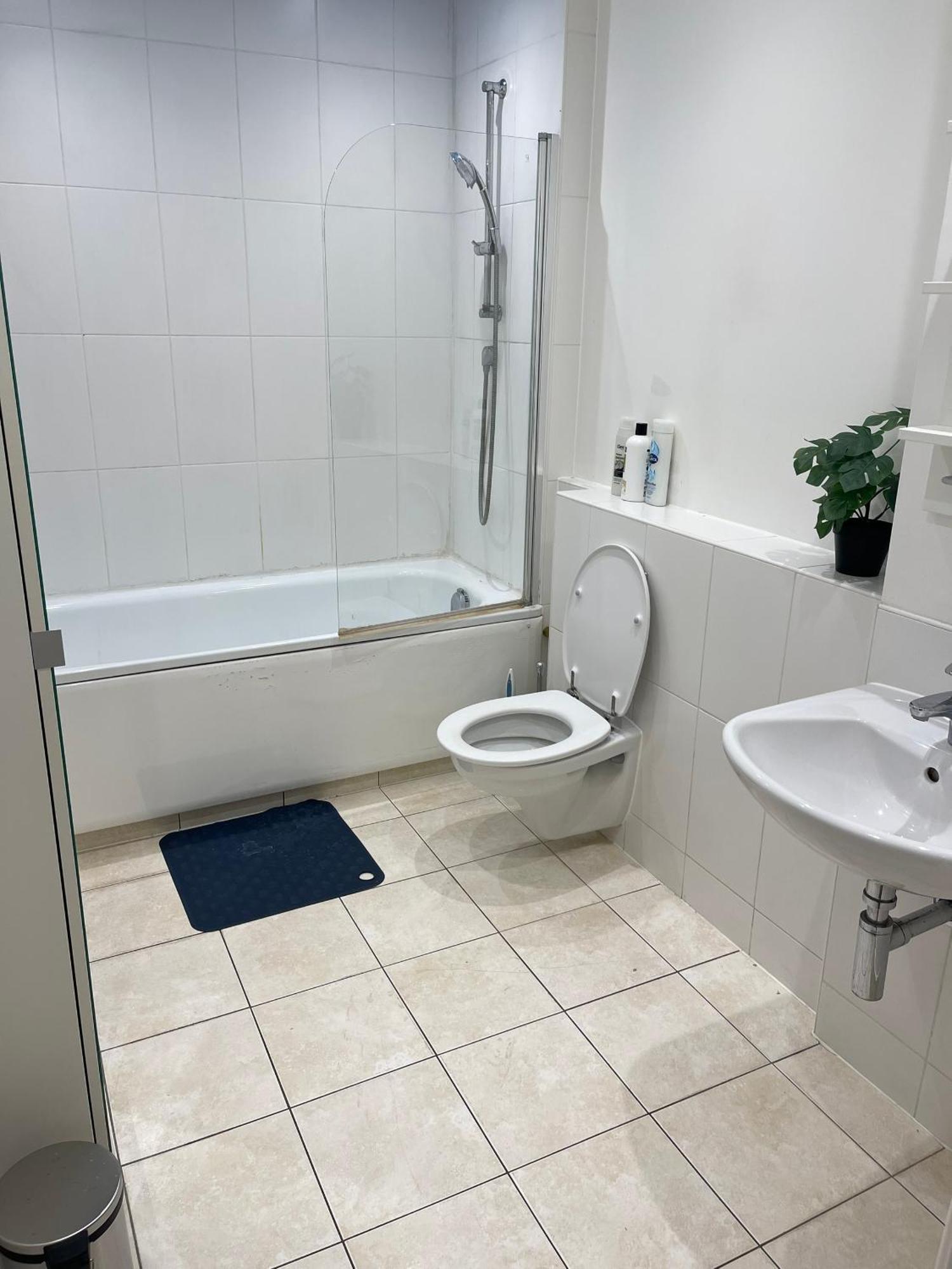 Modern Patio Flat Close To Sation & Canary Wharf *