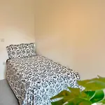 Modern Patio Flat Close To Sation & Canary Wharf